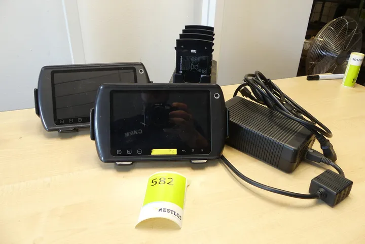 2x Handheld-Computer mit Mehrfach-Ladestation und Netzteil